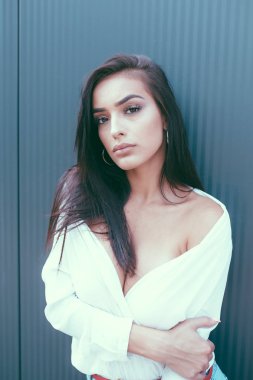 Güzel bir genç kızın portresi.