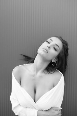 Güzel genç kız duvara karşı ayakta siyah beyaz portre