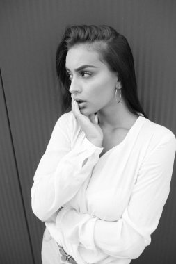 Güzel genç kız duvara karşı ayakta siyah beyaz portre