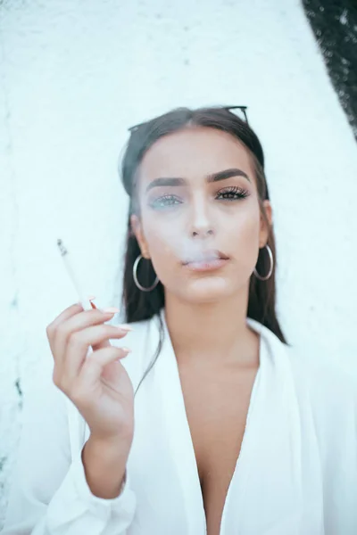 Portrait Belle Jeune Fille Fumant Cigarette — Photo