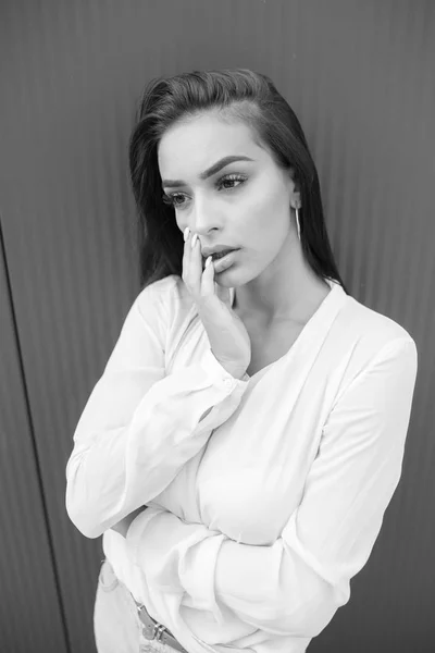 Black White Portrait Beautiful Young Girl Standing Wall — Stock Photo, Image