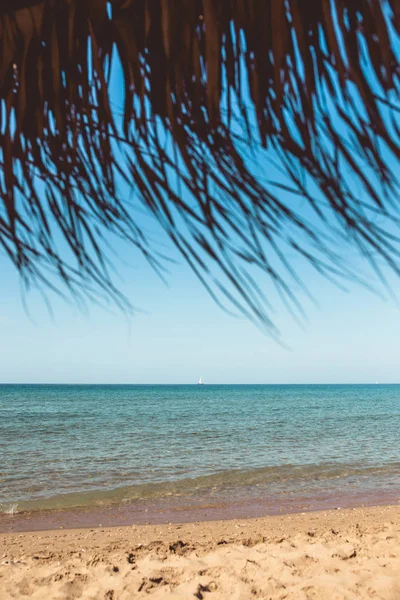 Malerischer Blick Auf Meerwasser Plätschert Sandstrand Und Blauer Himmel — Stockfoto