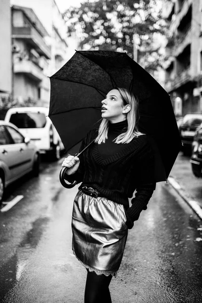 Elegant Kvinna Med Paraply — Stockfoto