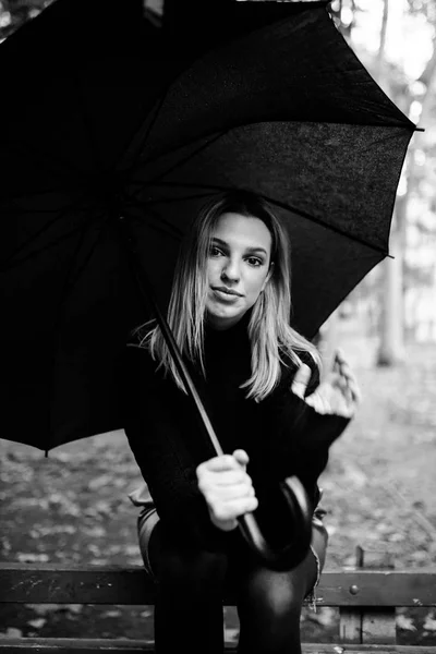 Stijlvolle Vrouw Met Paraplu — Stockfoto