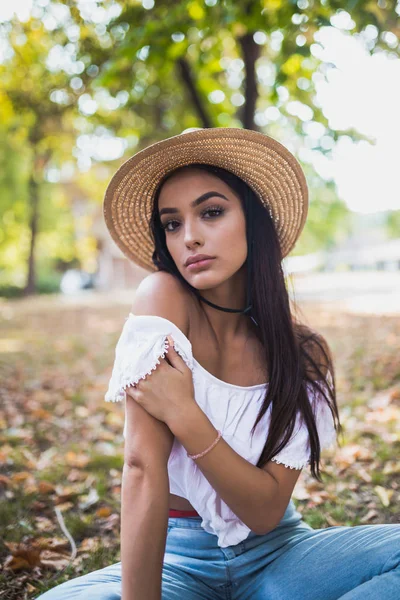 Beautiful Woman Straw Hat Park — Stock Photo, Image