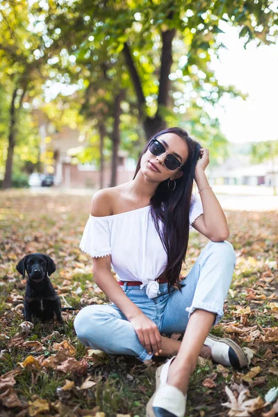 Beautiful Young Woman Summer Clothes Little Dog Outdoor — Stock Photo, Image