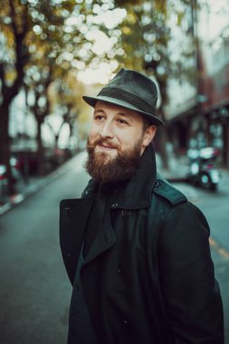 Sokakta bıyıklı yakışıklı sakallı adam. Movember kavramı