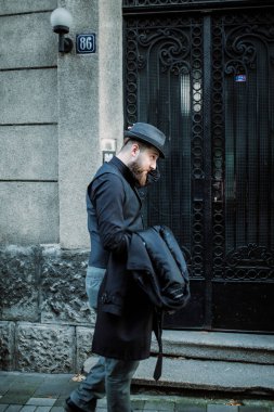 Sokakta bıyıklı yakışıklı sakallı adam. Movember kavramı