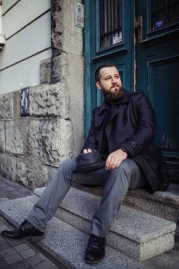 Sokakta bıyıklı yakışıklı sakallı adam. Movember kavramı