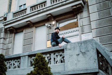 Sokakta bıyıklı yakışıklı sakallı adam. Movember kavramı