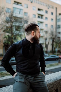 Sokakta bıyıklı yakışıklı sakallı adam. Movember kavramı