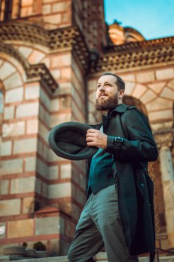 Sakallı yakışıklı Kilisesi önünde bıyıklı. Movember kavramı