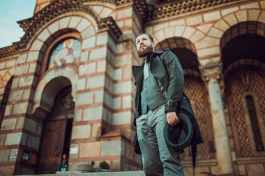 Sakallı yakışıklı Kilisesi önünde bıyıklı. Movember kavramı