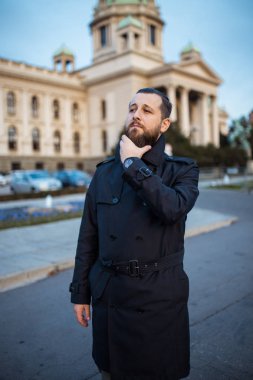 Sokakta bıyıklı yakışıklı sakallı adam. Movember kavramı