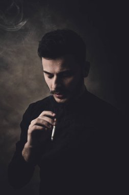 Sanat stüdyosu genç adam portresi