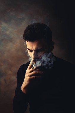 Genç adam duman Sigara art Studio portresi