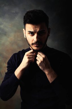 Sanat stüdyosu genç adam portresi