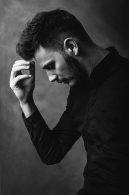 Sanat stüdyosu genç adam portresi