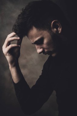 Sanat stüdyosu genç adam portresi