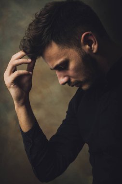 Sanat stüdyosu genç adam portresi