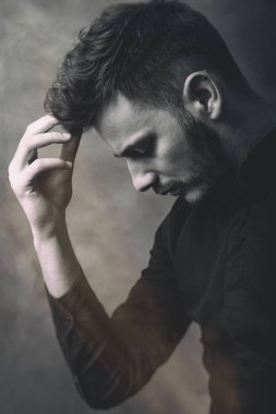 Sanat stüdyosu genç adam portresi