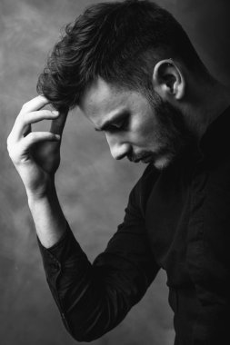 Sanat stüdyosu genç adam portresi