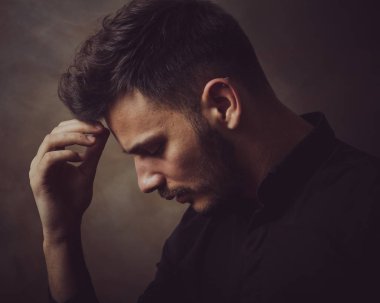 Sanat stüdyosu genç adam portresi