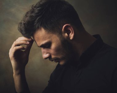 Sanat stüdyosu genç adam portresi