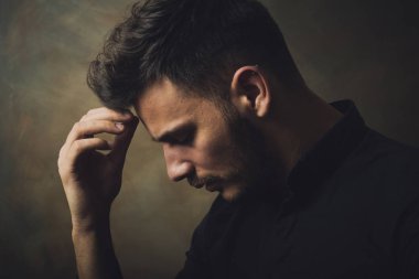 Sanat stüdyosu genç adam portresi