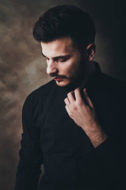 Sanat stüdyosu genç adam portresi