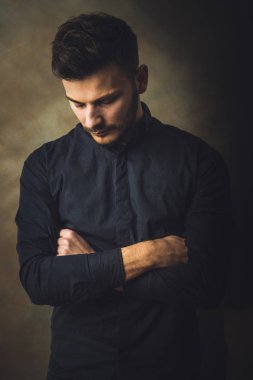 Sanat stüdyosu genç adam portresi