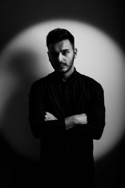 Studio bıyıklı yakışıklı sakallı adam. Movember kavramı