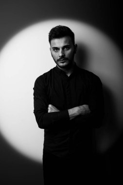 Studio bıyıklı yakışıklı sakallı adam. Movember kavramı