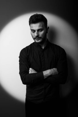 Studio bıyıklı yakışıklı sakallı adam. Movember kavramı