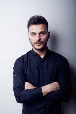 Studio bıyıklı yakışıklı sakallı adam. Movember kavramı