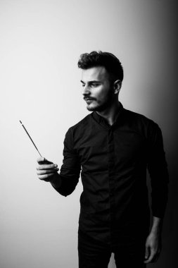 Studio bıyıklı yakışıklı sakallı adam. Movember kavramı