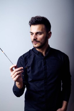Studio bıyıklı yakışıklı sakallı adam. Movember kavramı