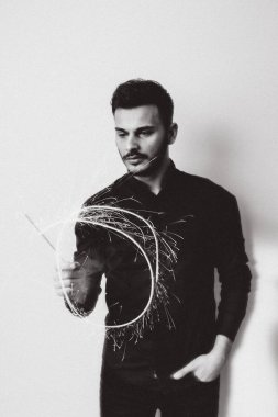 Studio bıyıklı yakışıklı sakallı adam. Movember kavramı