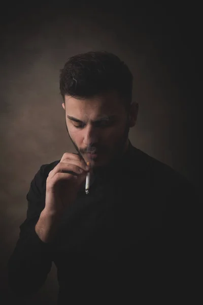 스튜디오에서 흡연의 초상화 — 스톡 사진