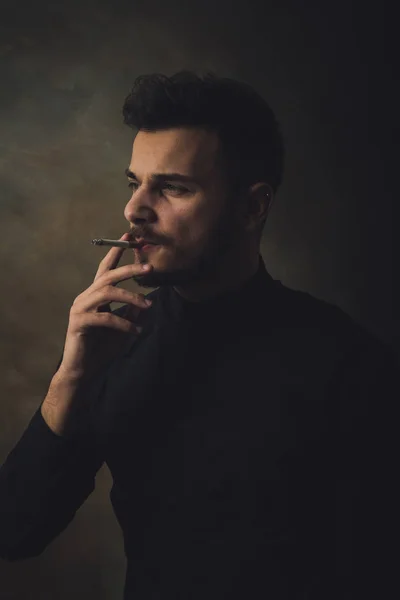 Portrait Jeune Homme Fumant Cigarette Dans Studio Art — Photo