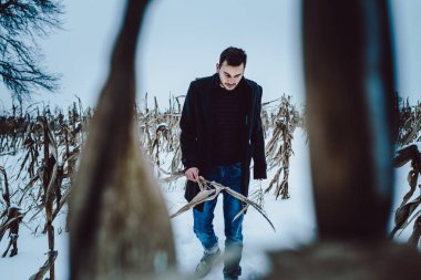 Kışın kar kucaklayan genç çekici bir adam. Portre portre