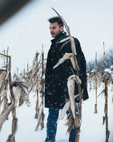 Állandó Kukorica Területen Télen Fiatalember Portréja — Stock Fotó