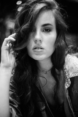 Moda portre bir model. Yaşam tarzı resimler güneşli. Sonbahar stil moda.
