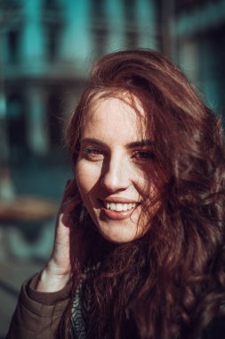 Moda portre bir model. Yaşam tarzı resimler güneşli. Sonbahar stil moda.