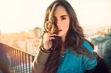 Moda portre bir model. Yaşam tarzı resimler güneşli. Sonbahar stil moda.