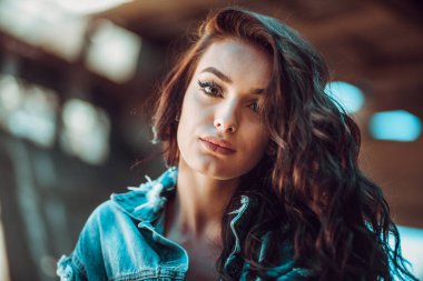 Kameraya bakarak kot ceket giyen moda genç kadın portresi