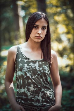 Mutlu kız ormanda, varlık, denizler, otlar, ağaçlar, moda kavramı fotoğraf çok