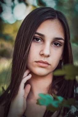 Mutlu kız ormanda, varlık, denizler, otlar, ağaçlar, moda kavramı fotoğraf çok