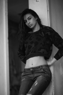 Açık havada yakınındaki eski rustik bina poz bir genç kızın en az siyah beyaz portre. Moda kavramı