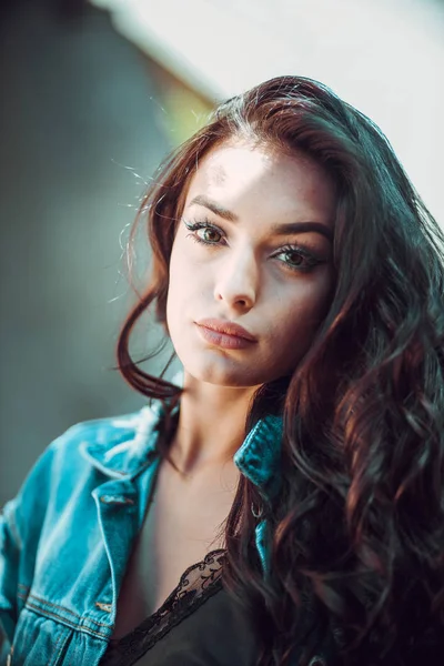 Retrato Una Joven Moda Con Chaqueta Vaquera Mirando Cámara —  Fotos de Stock